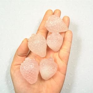 Rozenkwarts aarbei carving - random pick