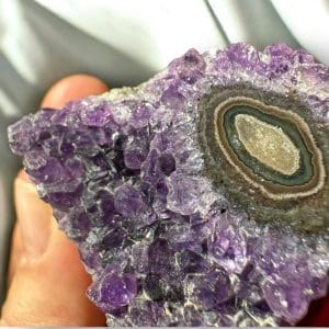 Alternative view of Oog Amethist cluster (stalactiet) - 7