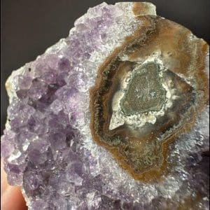 Alternative view of Oog Amethist cluster (stalactiet) - 9