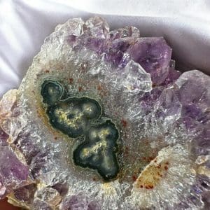 Alternative view of Oog Amethist cluster (stalactiet) - 12