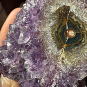 Alternative view of Oog Amethist cluster (stalactiet) - 14