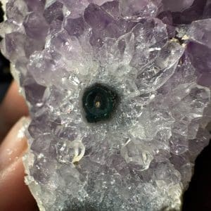 Alternative view of Oog Amethist cluster (stalactiet) - 17