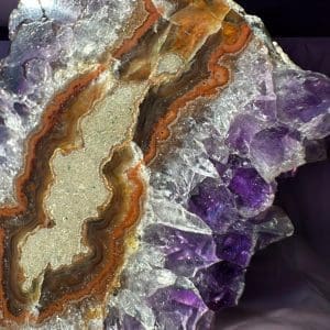 Alternative view of Oog Amethist cluster (stalactiet) - 31