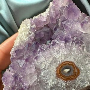 Alternative view of Oog Amethist cluster (stalactiet) - 33