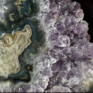 Alternative view of Oog Amethist cluster (stalactiet) - 37