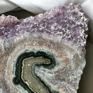 Alternative view of Oog Amethist cluster (stalactiet) - 38