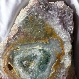 Alternative view of Oog Amethist cluster (stalactiet) - 40