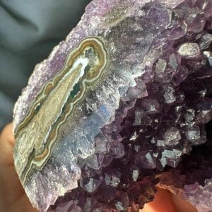 Alternative view of Oog Amethist cluster (stalactiet) - 44