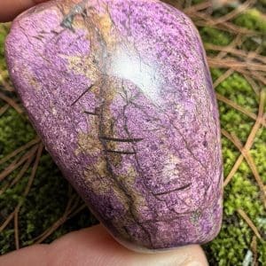 Alternative view of Purpuriet handsteen, half gepolijst - 3