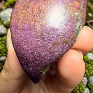 Alternative view of Purpuriet handsteen, half gepolijst - 4