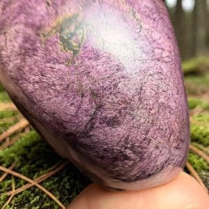 Alternative view of Purpuriet handsteen, half gepolijst - 7