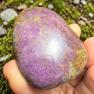 Alternative view of Purpuriet handsteen, half gepolijst - 8