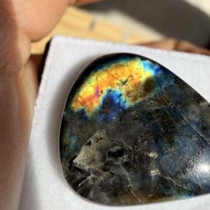 Alternative view of Spectroliet cabochon in venster doosje - 13