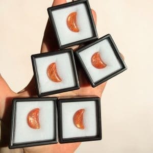 Zonnesteen carving – Maan – Random pick